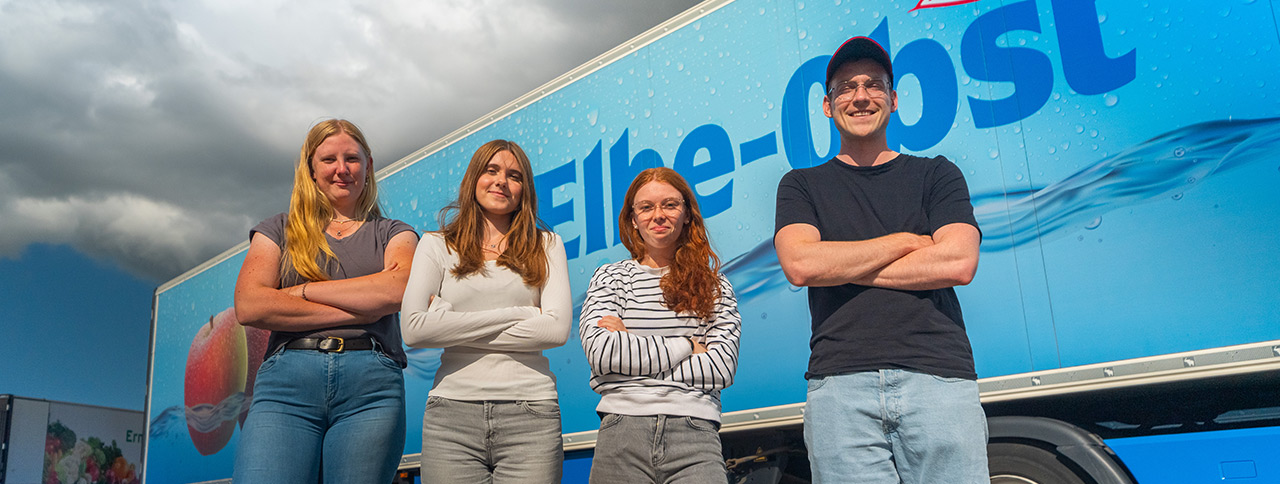 Auszubildende vor der Elbe-Obst Zentrale